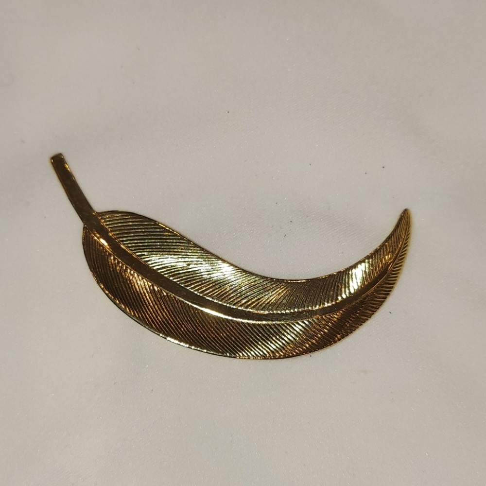 Leaf brooch